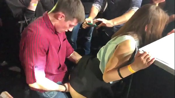 سکس واقعی در یک کلوپ شبانه روسی. دختر 18 ساله روسی در مقعد و واژن در یک کلوپ شبانه فاک کرد